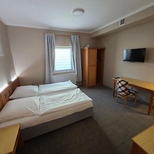Zimmer mit Kingsize-Bett